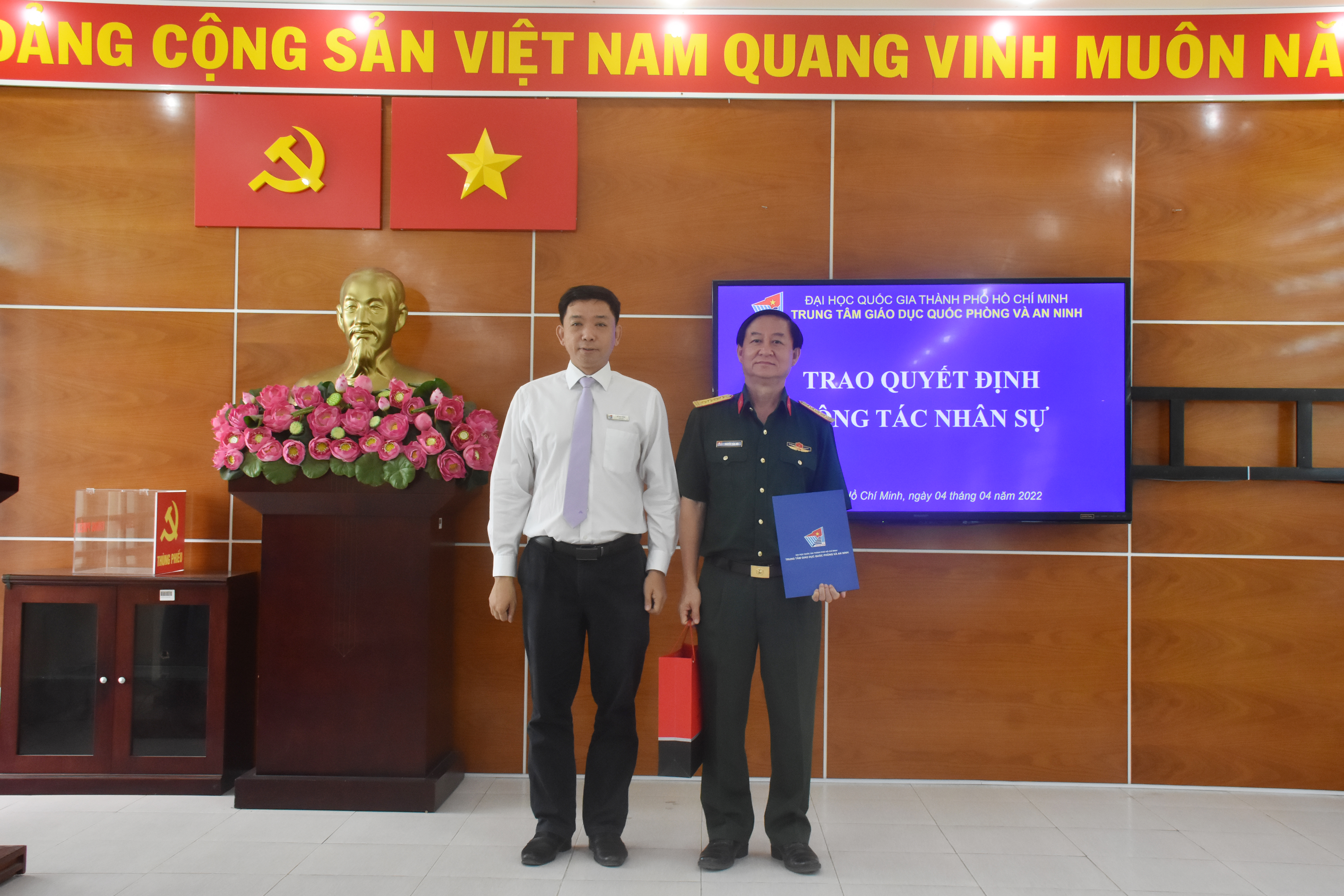 Lễ trao quyết định công tác nhân sự.