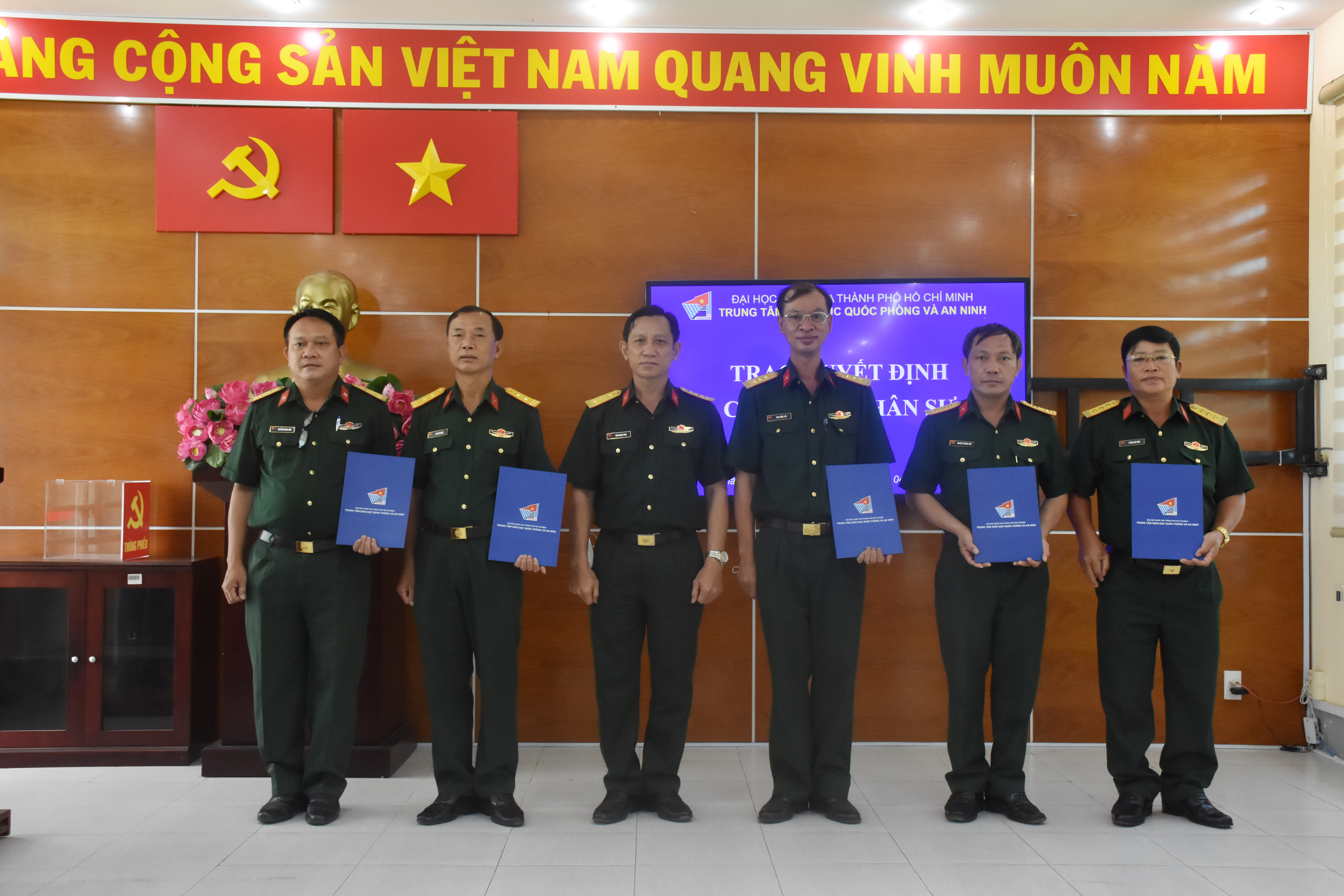 Lễ trao quyết định công tác nhân sự.