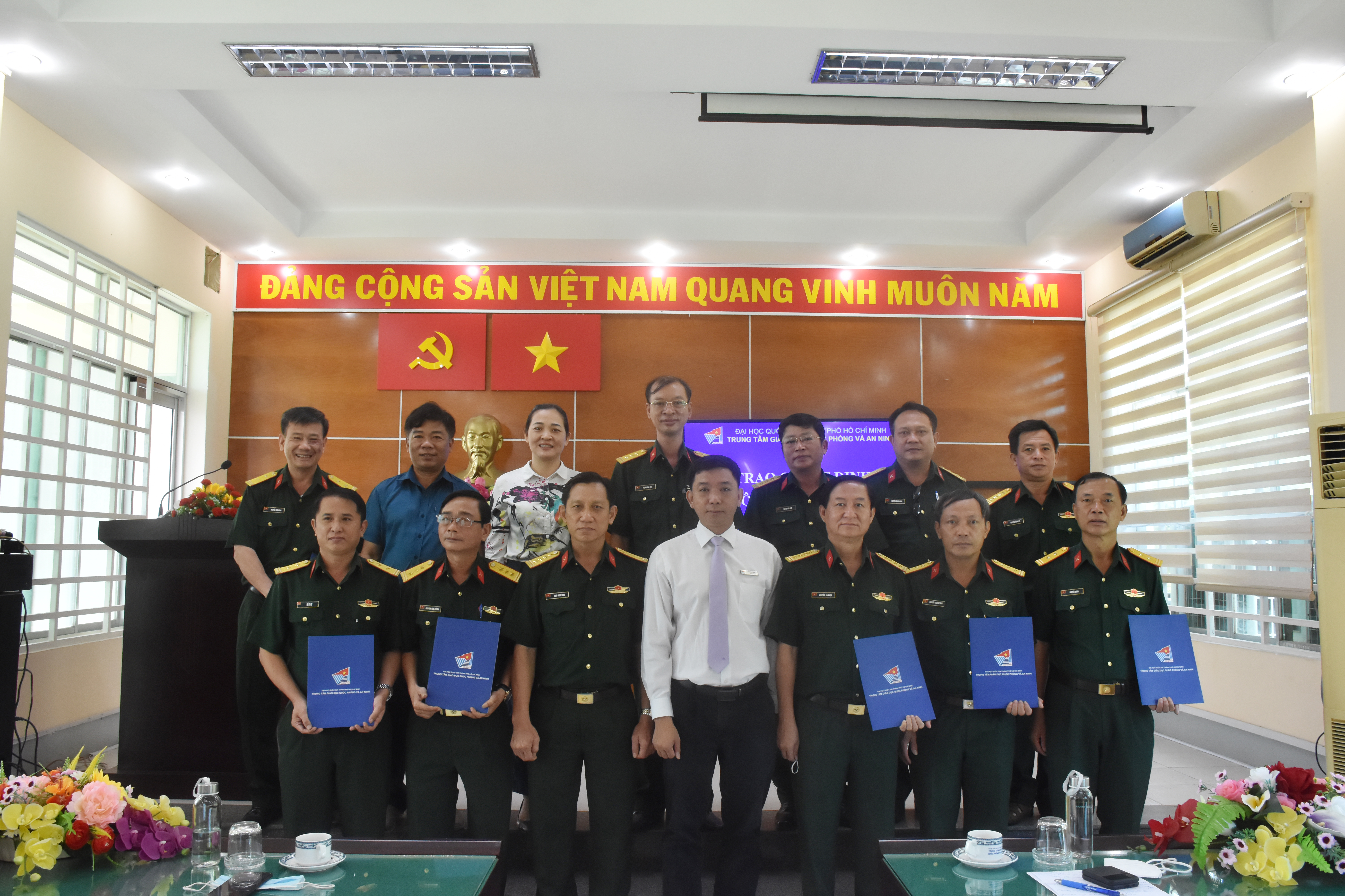 Lễ trao quyết định công tác nhân sự.