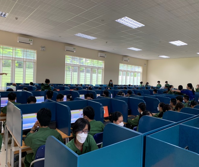 Tổ chứ thi trắc nghiệm môn Giáo dục Quốc phòng và An ninh cho sinh viên  Trường Đại học Kinh tế Thành phố Hồ Chí Minh