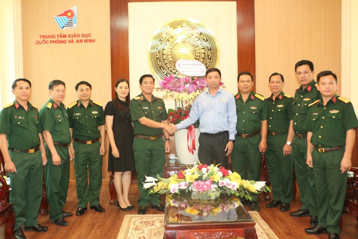 Các đoàn đại biểu đến thăm và chúc mừng Ngày Nhà giáo Việt Nam 20/11