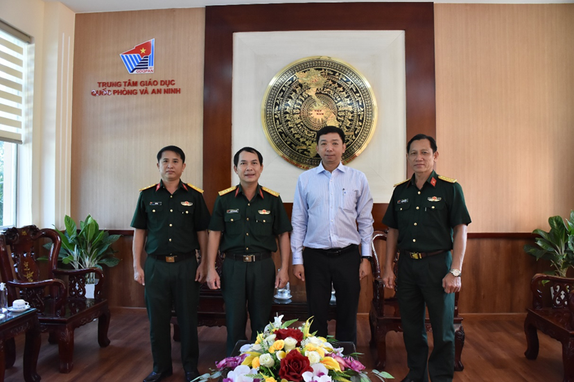 Các đoàn đại biểu đến thăm và chúc mừng Ngày Nhà giáo Việt Nam 20/11
