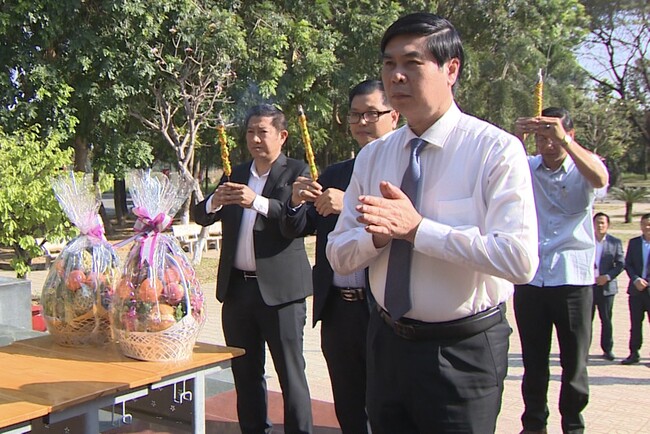 Lãnh đạo tỉnh dâng hương tượng đài Hoàng đế Quang Trung tại TP Hồ Chí Minh