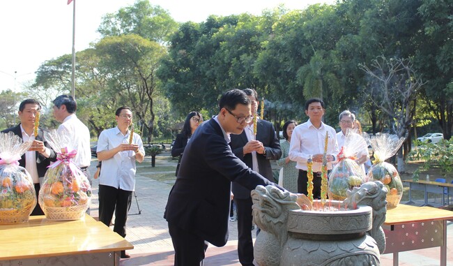 Lãnh đạo tỉnh dâng hương tượng đài Hoàng đế Quang Trung tại TP Hồ Chí Minh
