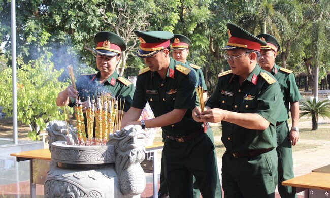Lãnh đạo tỉnh dâng hương tượng đài Hoàng đế Quang Trung tại TP Hồ Chí Minh