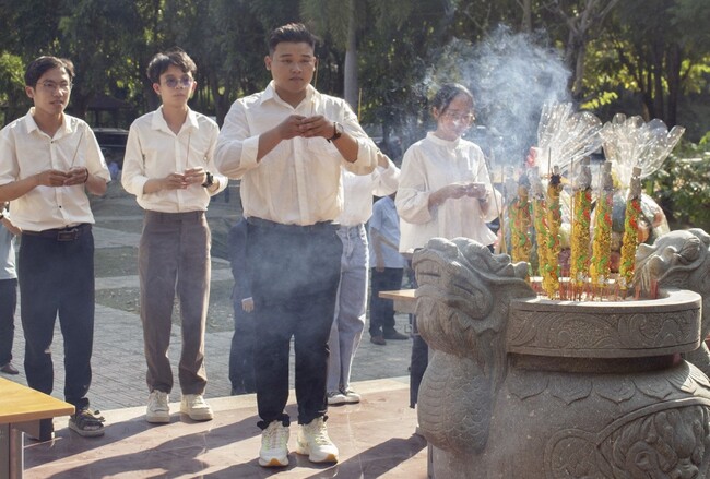 Lãnh đạo tỉnh dâng hương tượng đài Hoàng đế Quang Trung tại TP Hồ Chí Minh