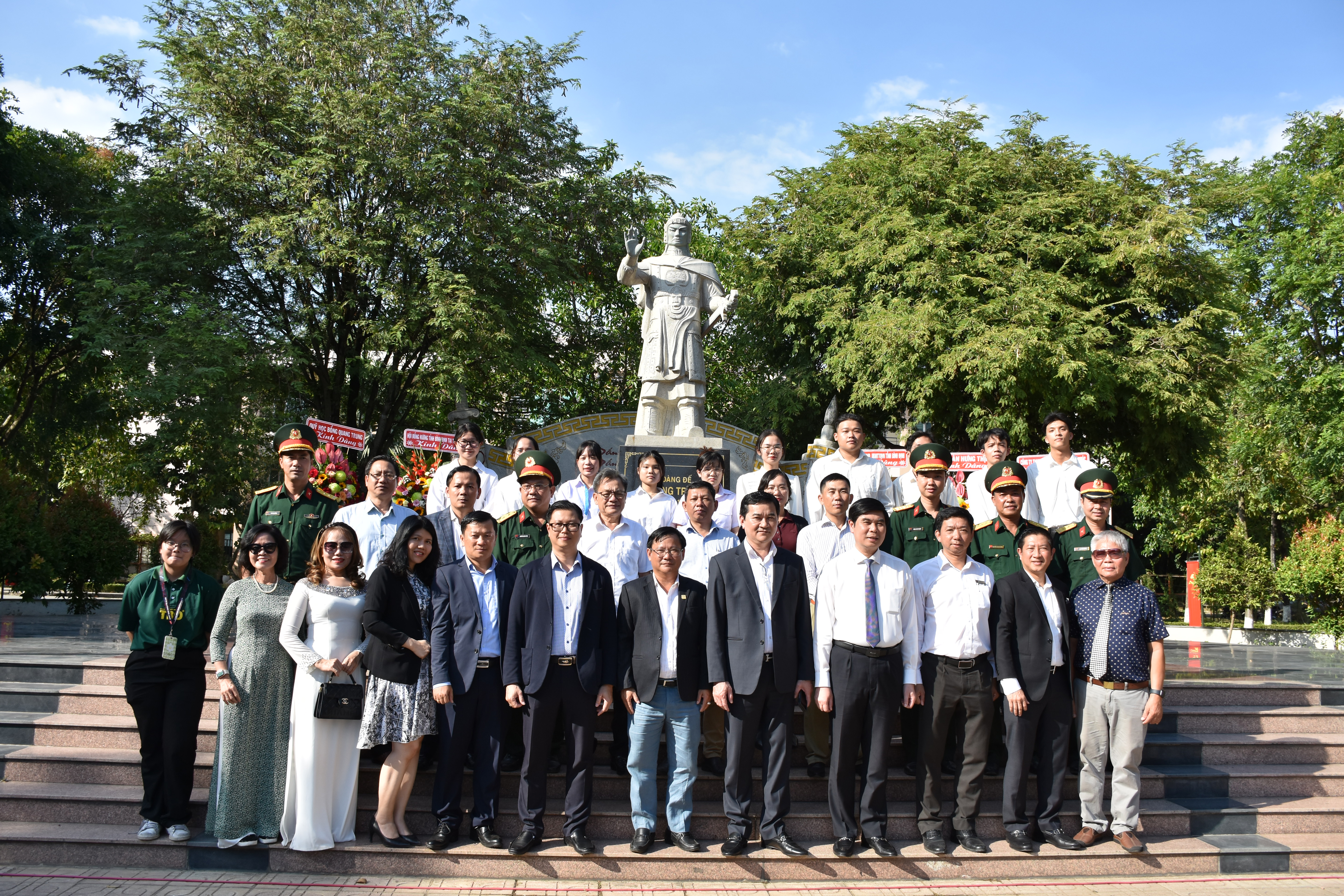 Lãnh đạo tỉnh dâng hương tượng đài Hoàng đế Quang Trung tại TP Hồ Chí Minh
