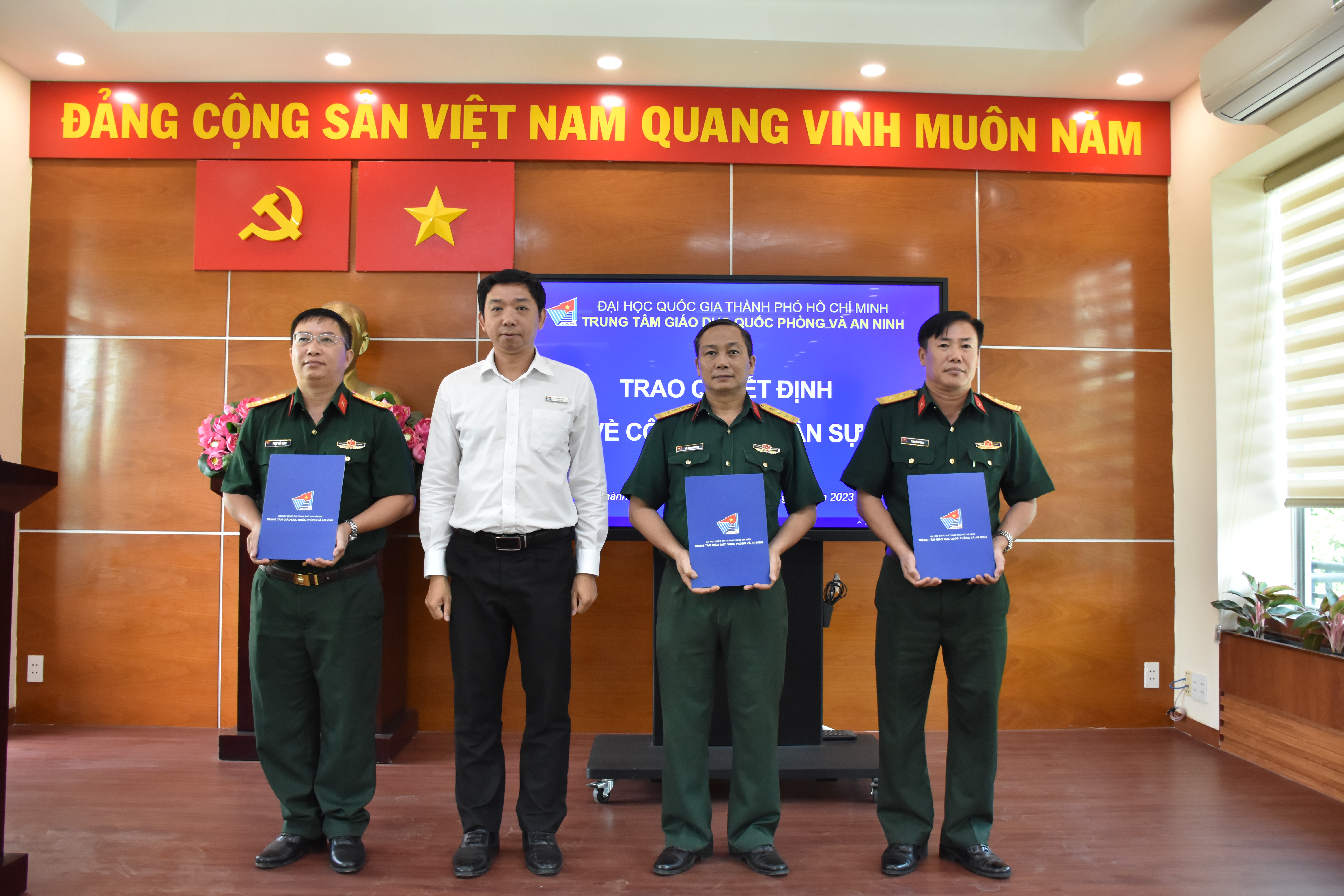 Lễ trao quyết định về công tác nhân sự