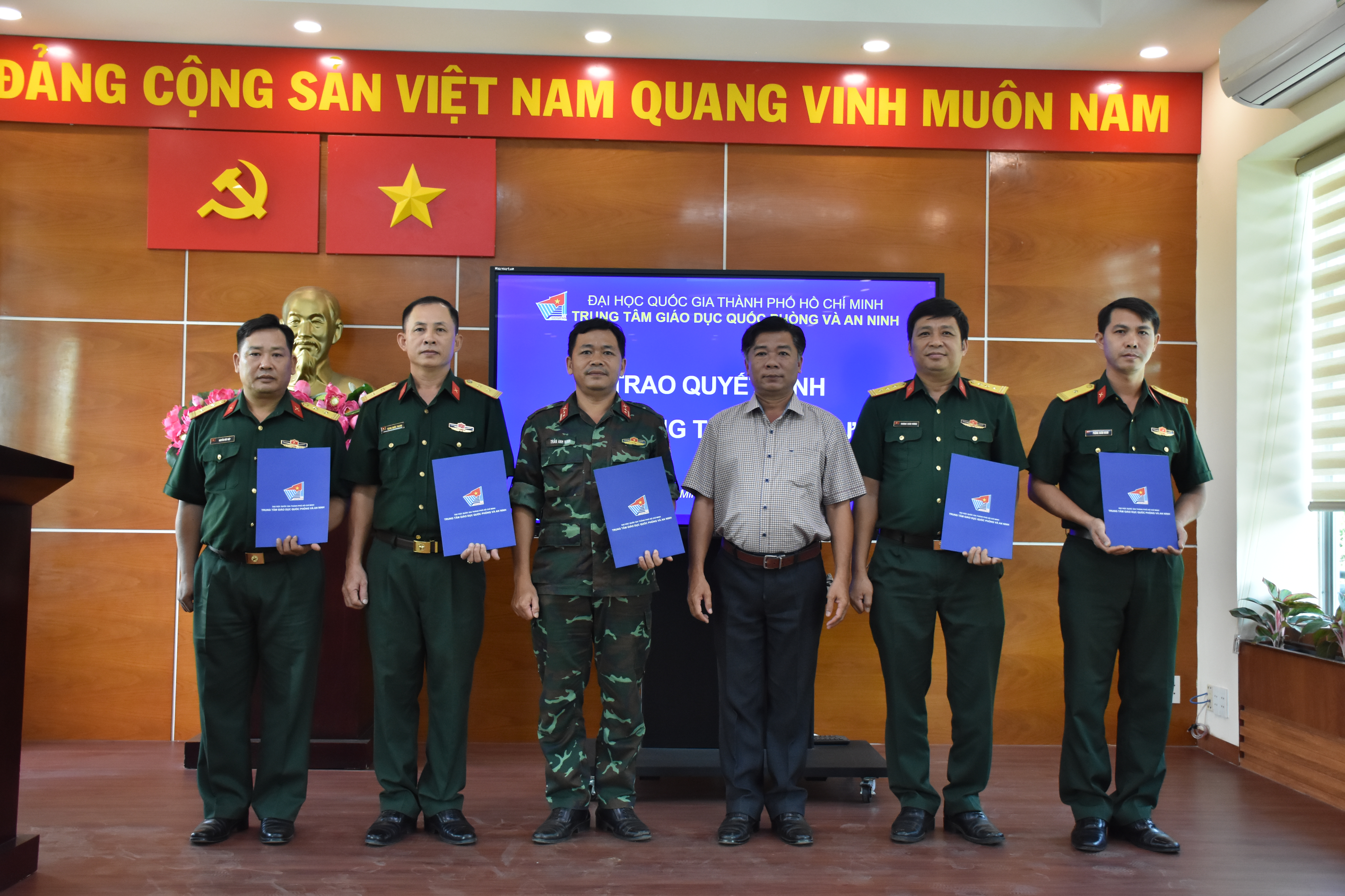 Lễ trao quyết định về công tác nhân sự