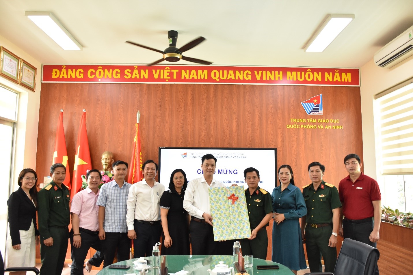 Khoa Giáo dục Quốc phòng và An ninh Đại học Đà Nẵng đến tham quan, học tập thực tế tại Trung tâm