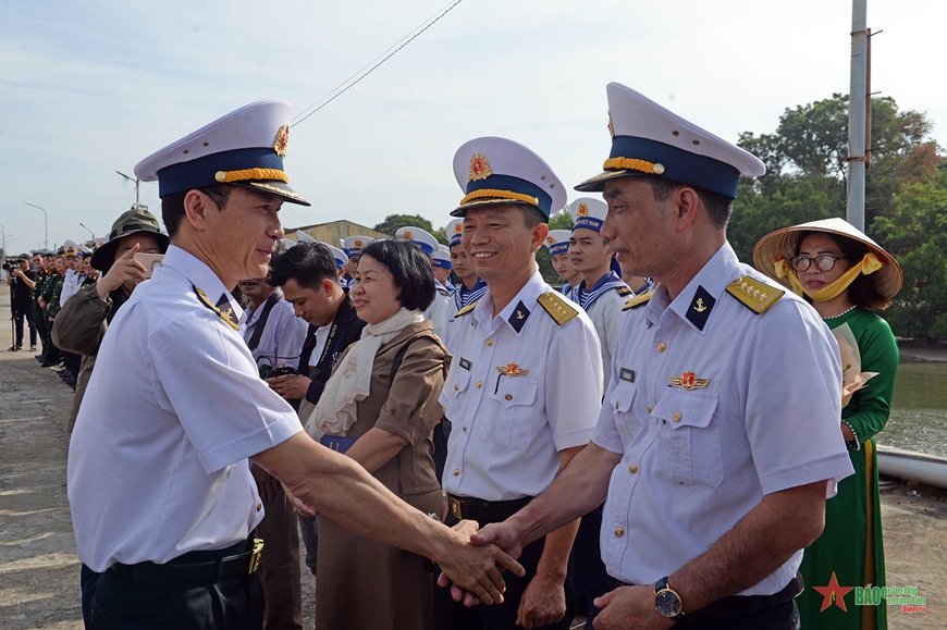 Đoàn công tác Vùng 2 Hải quân chúc Tết nhà giàn DK1