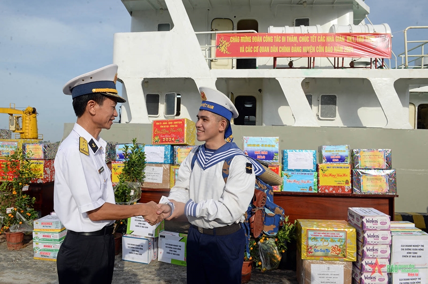 Đoàn công tác Vùng 2 Hải quân chúc Tết nhà giàn DK1
