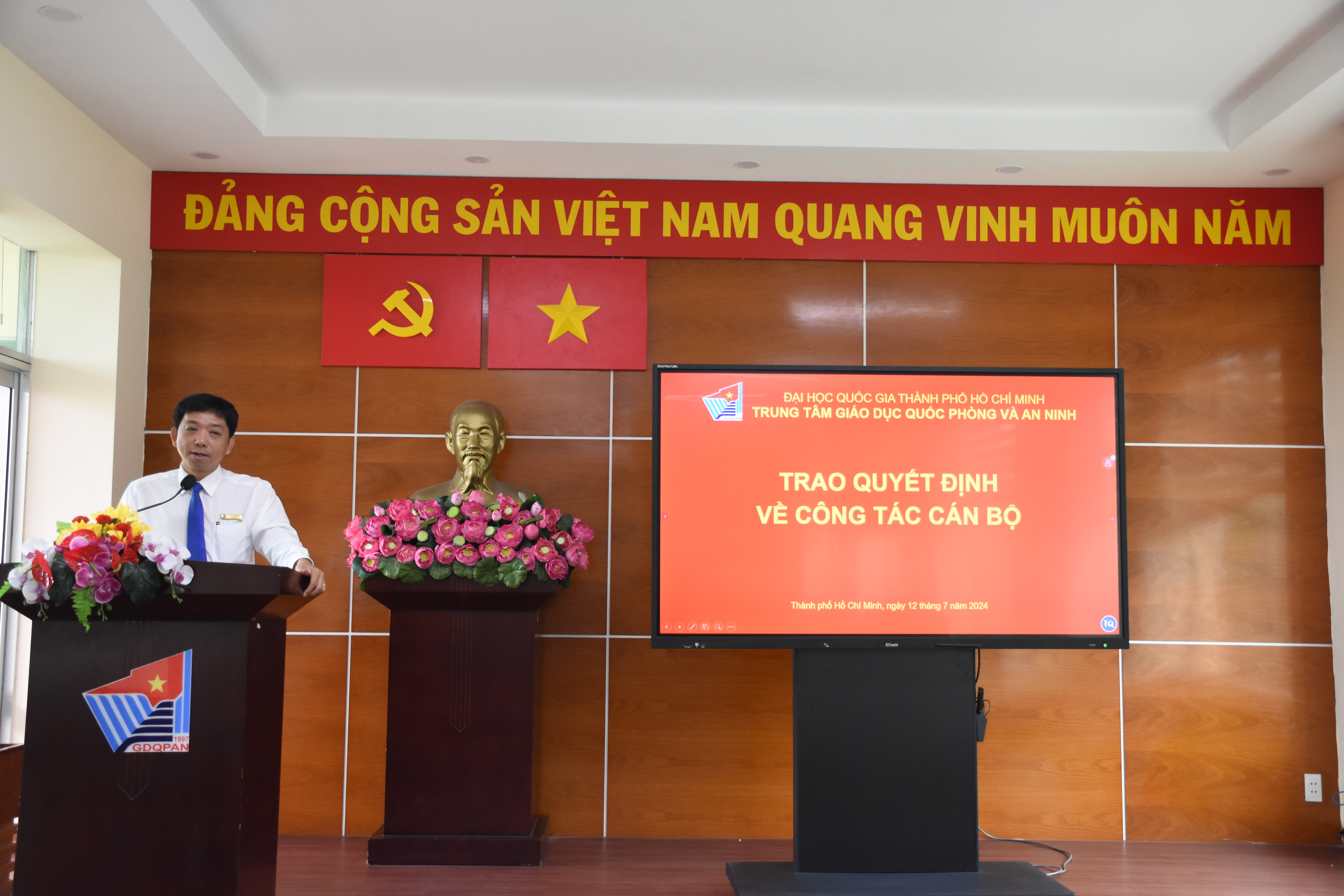 Đảng ủy Trung tâm Giáo dục Quốc phòng và An ninh tổ chức trao Quyết định điều động Sĩ quan biệt phái