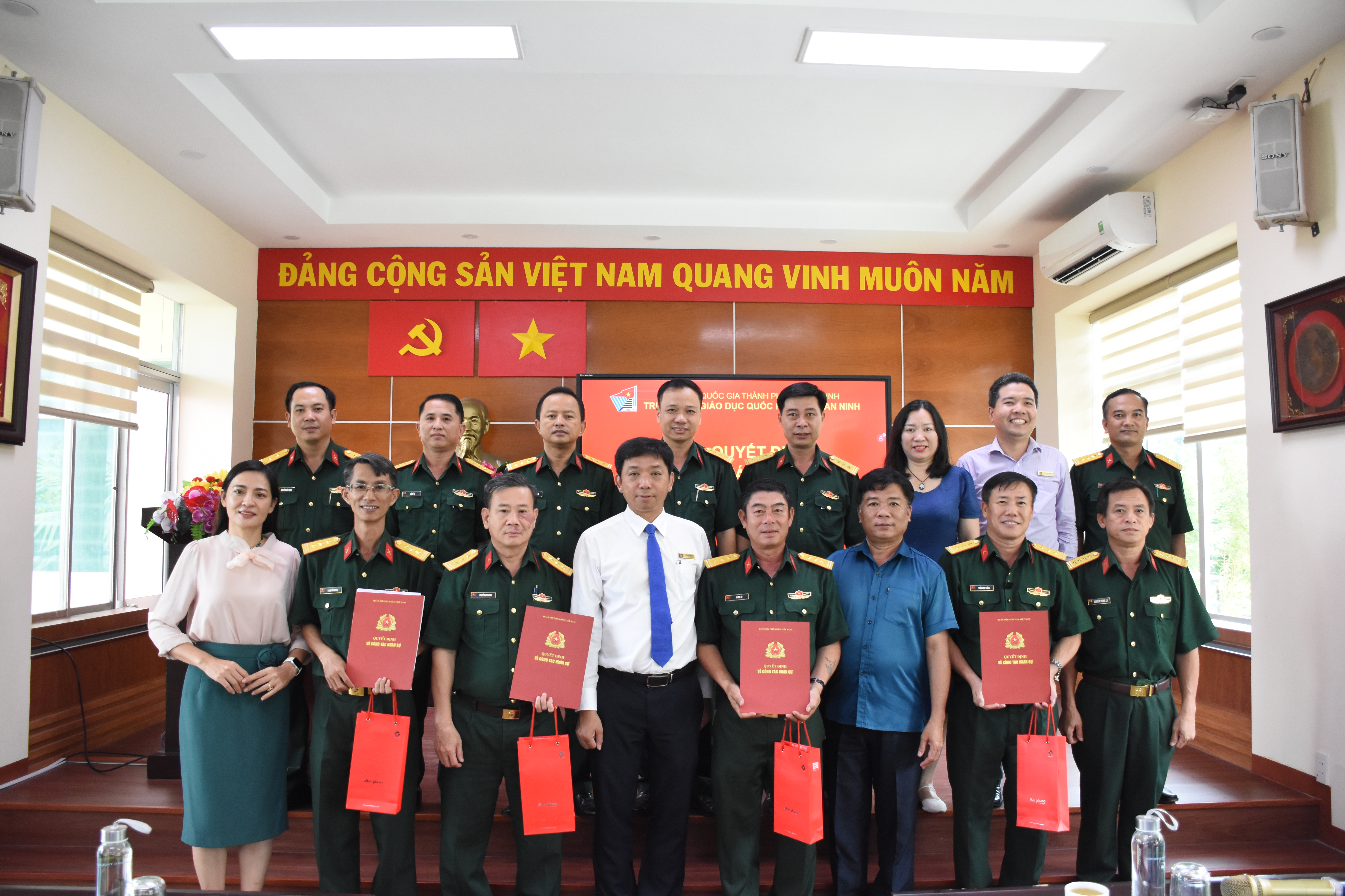 Đảng ủy Trung tâm Giáo dục Quốc phòng và An ninh tổ chức trao Quyết định điều động Sĩ quan biệt phái