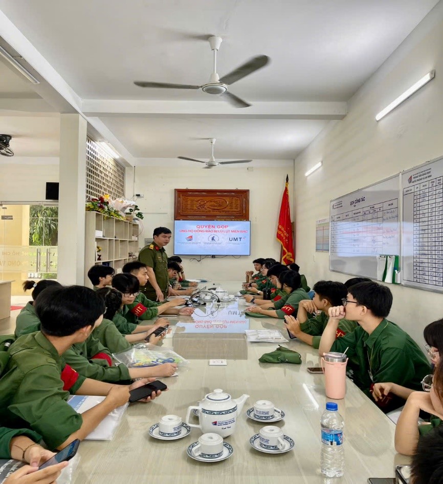 Tập thể cán bộ viên chức và sinh viên tại Trung tâm Giáo dục Quốc phòng và An ninh, ĐHQG-HCM tham gia cuộc vận động ủng hộ đồng bào bị ảnh hưởng bởi cơn bão số 3