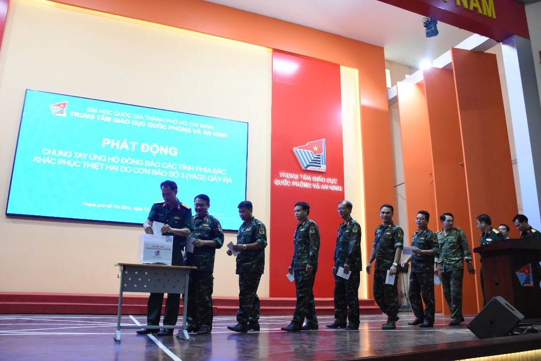 Tập thể cán bộ viên chức và sinh viên tại Trung tâm Giáo dục Quốc phòng và An ninh, ĐHQG-HCM tham gia cuộc vận động ủng hộ đồng bào bị ảnh hưởng bởi cơn bão số 3