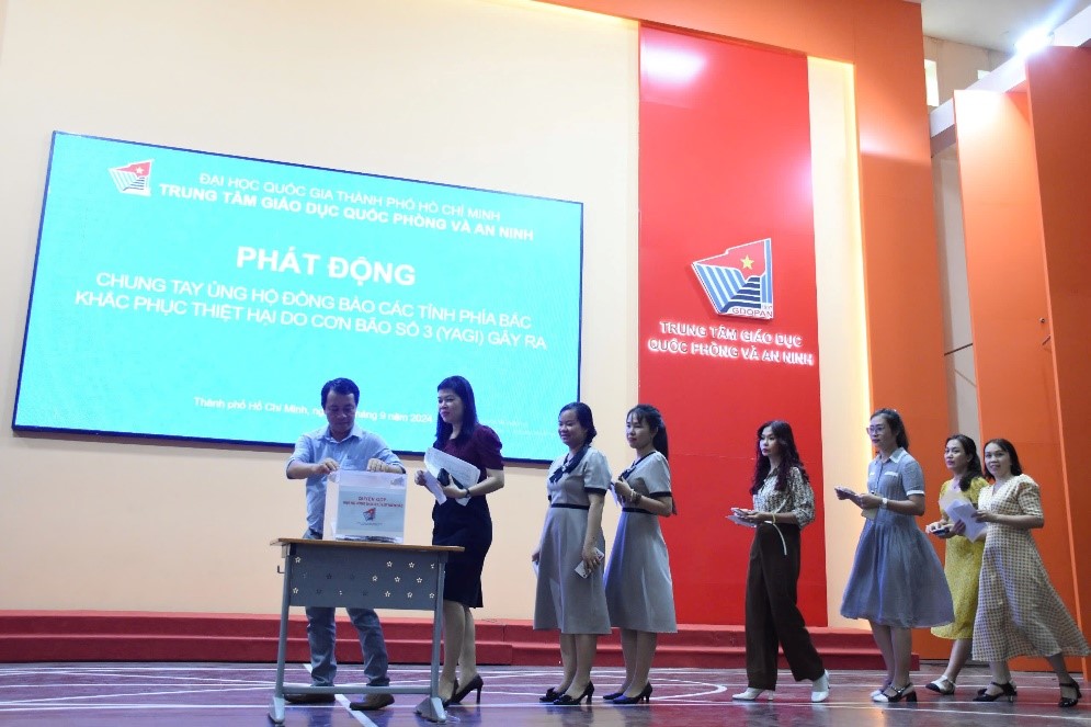 Tập thể cán bộ viên chức và sinh viên tại Trung tâm Giáo dục Quốc phòng và An ninh, ĐHQG-HCM tham gia cuộc vận động ủng hộ đồng bào bị ảnh hưởng bởi cơn bão số 3