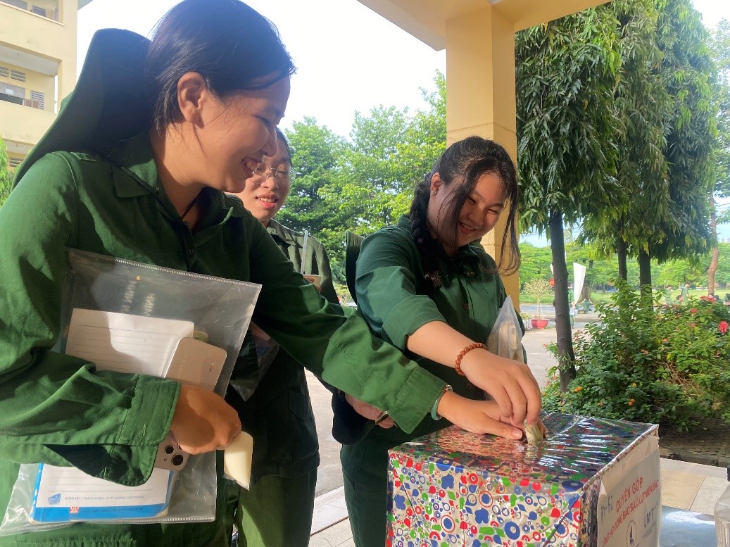 Tập thể cán bộ viên chức và sinh viên tại Trung tâm Giáo dục Quốc phòng và An ninh, ĐHQG-HCM tham gia cuộc vận động ủng hộ đồng bào bị ảnh hưởng bởi cơn bão số 3