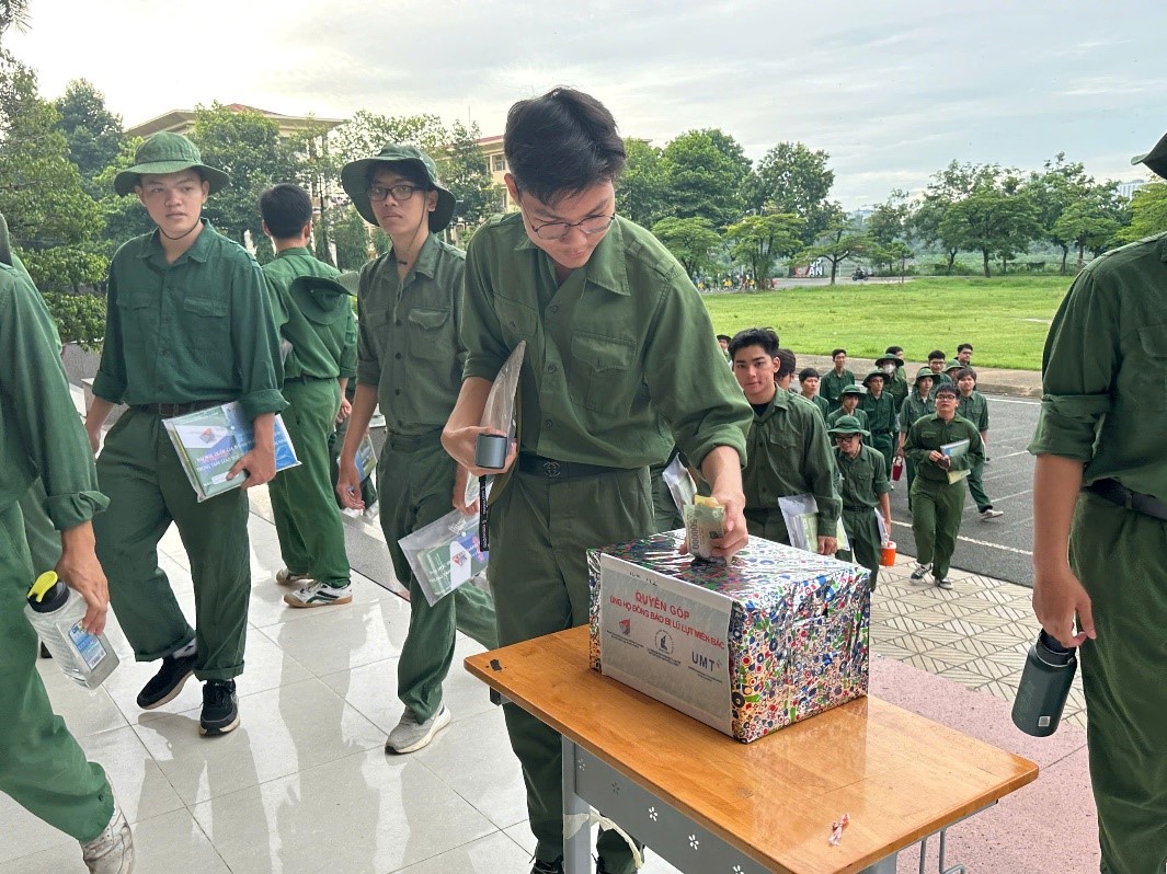 Tập thể cán bộ viên chức và sinh viên tại Trung tâm Giáo dục Quốc phòng và An ninh, ĐHQG-HCM tham gia cuộc vận động ủng hộ đồng bào bị ảnh hưởng bởi cơn bão số 3