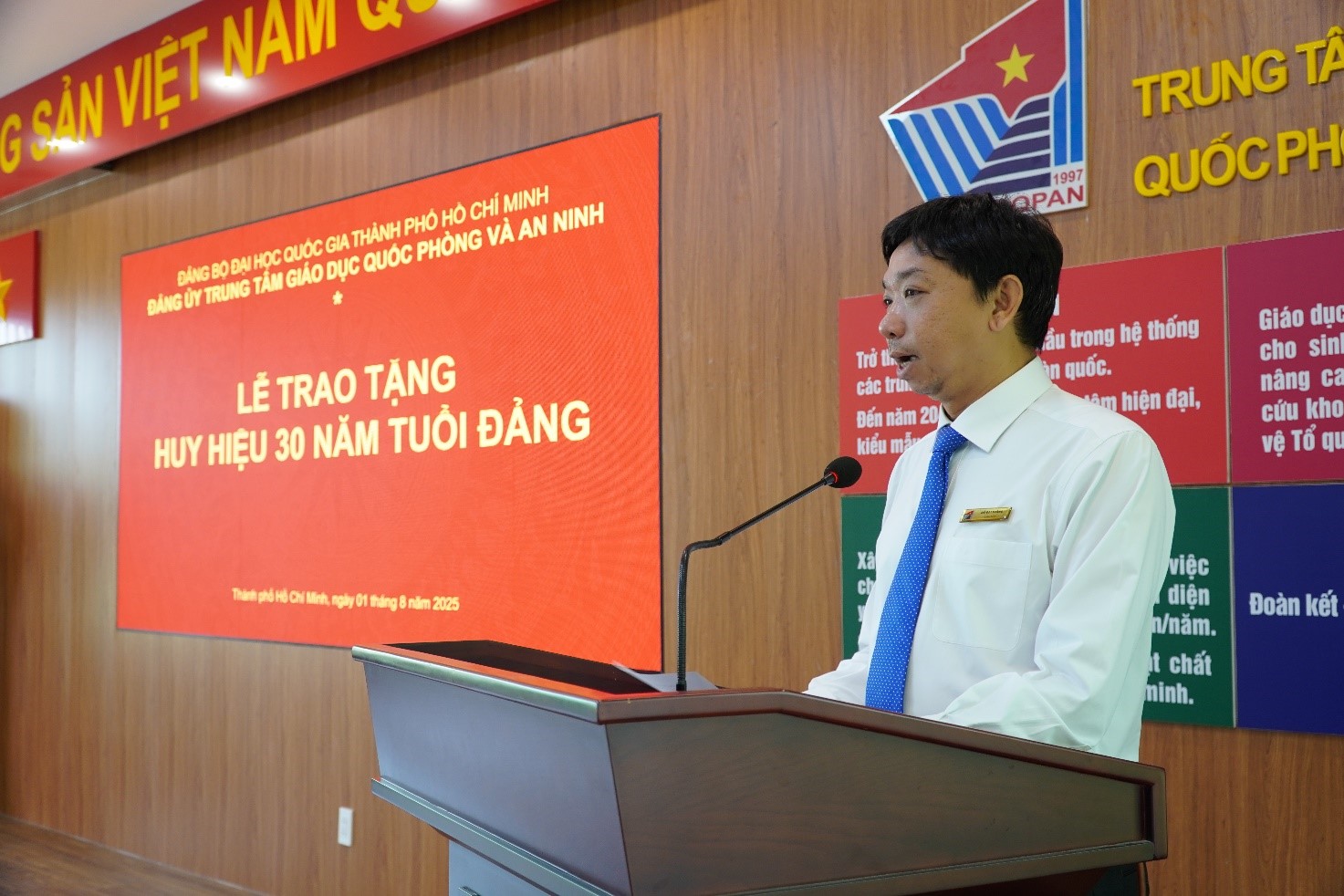 Lễ trao tặng Huy hiệu 30 năm tuổi Đảng