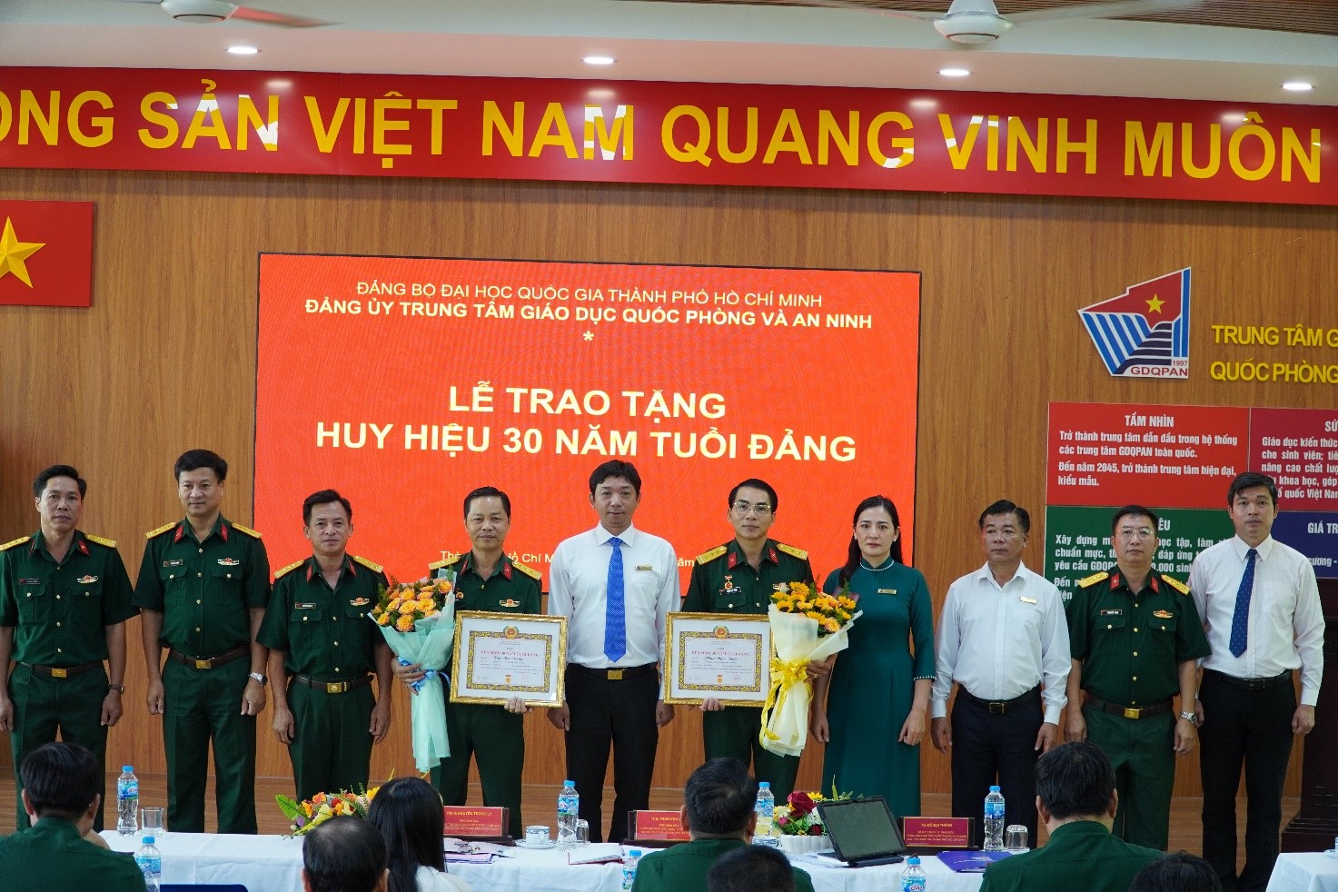Lễ trao tặng Huy hiệu 30 năm tuổi Đảng
