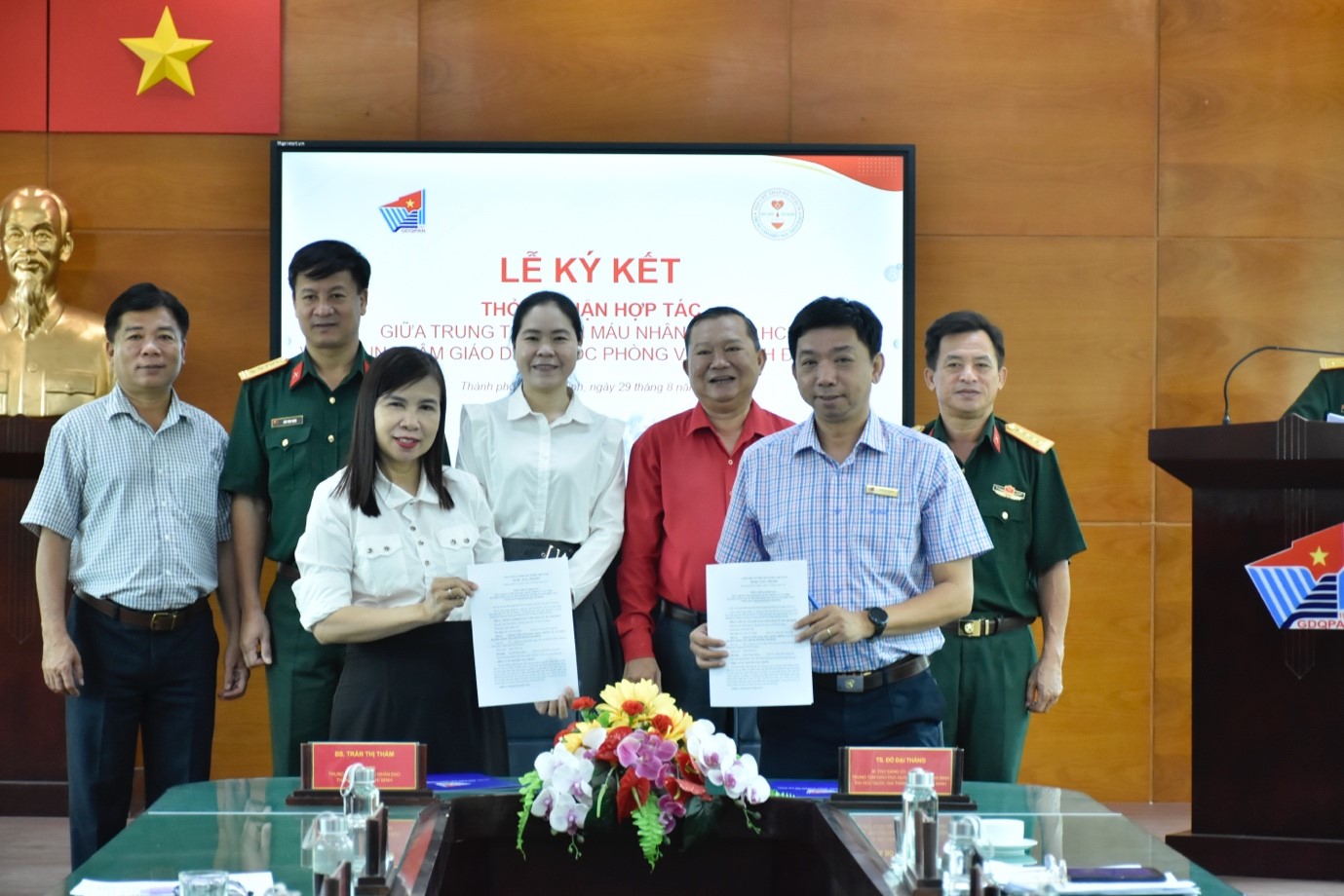 LỄ KÝ KẾT THỎA THUẬN HỢP TÁC GIỮA TRUNG TÂM HIẾN MÁU NHÂN ĐẠO TP.HCM VÀ TRUNG TÂM GDQPAN, ĐHQG-HCM
