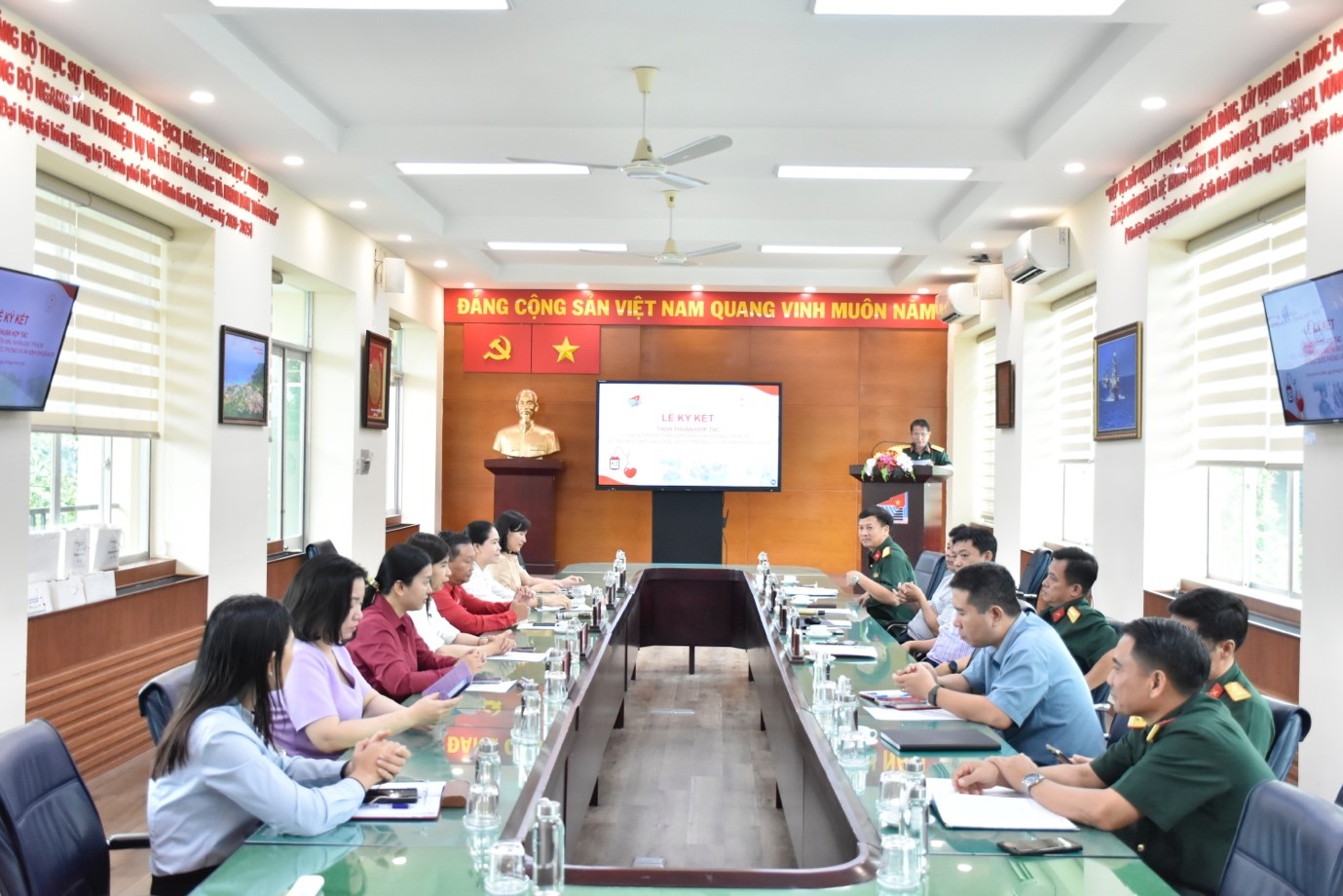 LỄ KÝ KẾT THỎA THUẬN HỢP TÁC GIỮA TRUNG TÂM HIẾN MÁU NHÂN ĐẠO TP.HCM VÀ TRUNG TÂM GDQPAN, ĐHQG-HCM