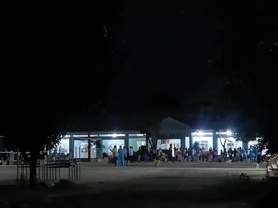 Trong đêm 27-5, Trung tâm Giáo dục quốc phòng - an ninh (ĐH Quốc gia TP.HCM) đã cấp tốc lập khu cách ly 600 giường và đón nhận 473 người vào cách ly ngay trong đêm.