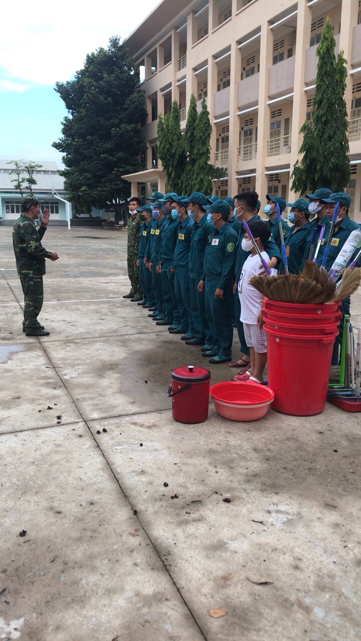 Trong đêm 27-5, Trung tâm Giáo dục quốc phòng - an ninh (ĐH Quốc gia TP.HCM) đã cấp tốc lập khu cách ly 600 giường và đón nhận 473 người vào cách ly ngay trong đêm.