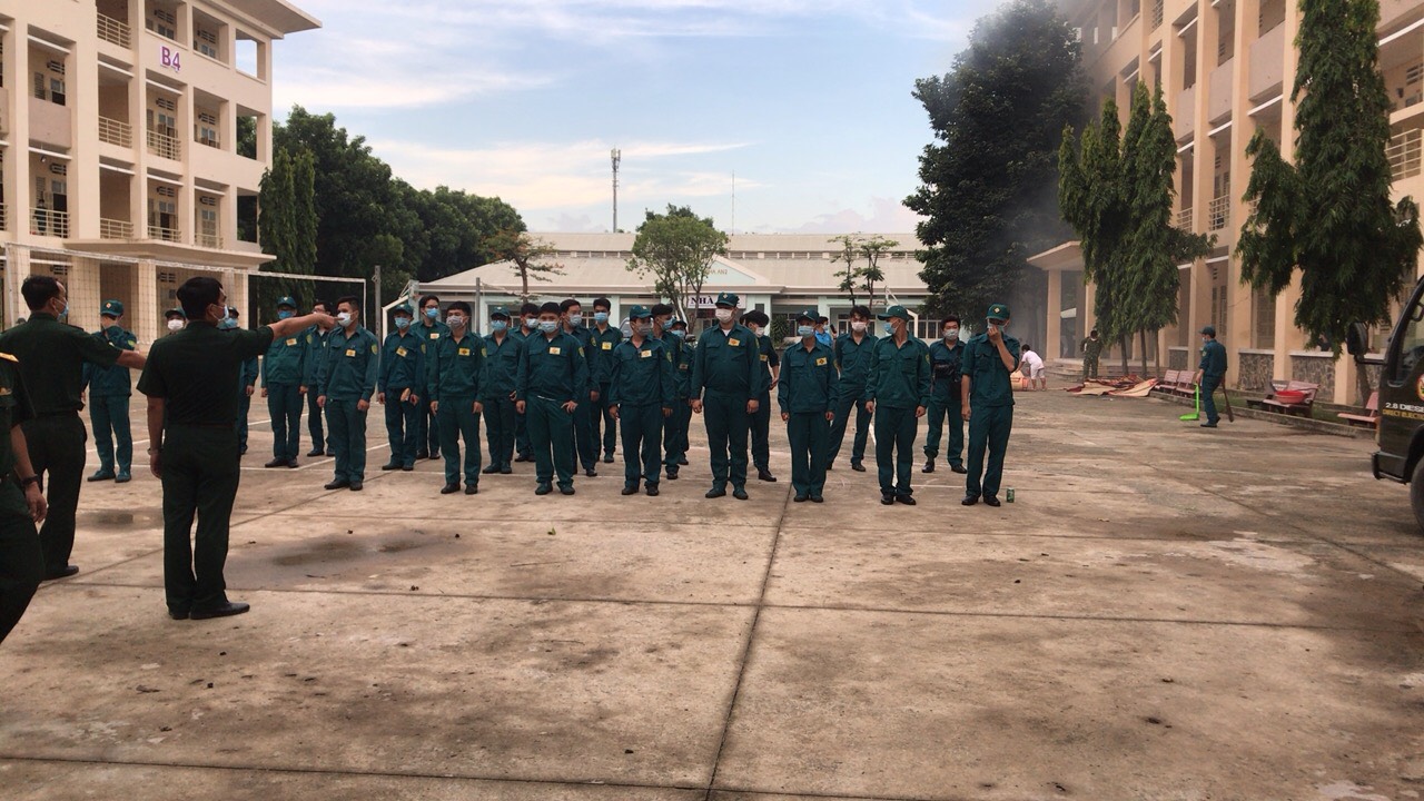 Trong đêm 27-5, Trung tâm Giáo dục quốc phòng - an ninh (ĐH Quốc gia TP.HCM) đã cấp tốc lập khu cách ly 600 giường và đón nhận 473 người vào cách ly ngay trong đêm.