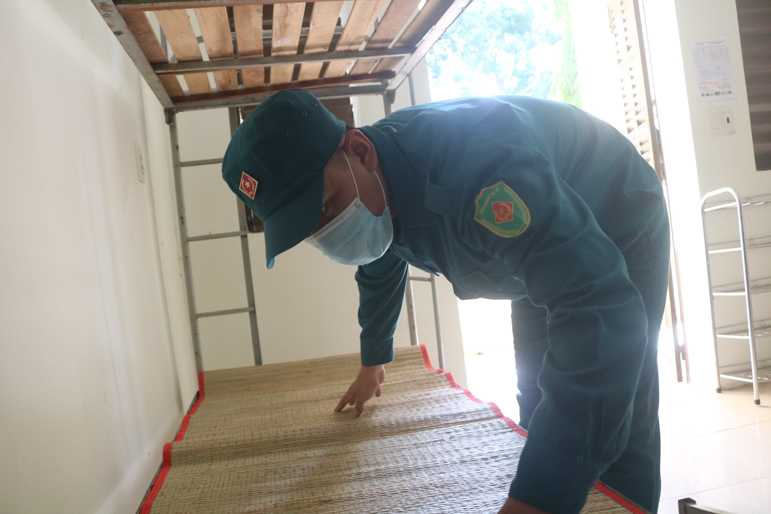 Trong đêm 27-5, Trung tâm Giáo dục quốc phòng - an ninh (ĐH Quốc gia TP.HCM) đã cấp tốc lập khu cách ly 600 giường và đón nhận 473 người vào cách ly ngay trong đêm.