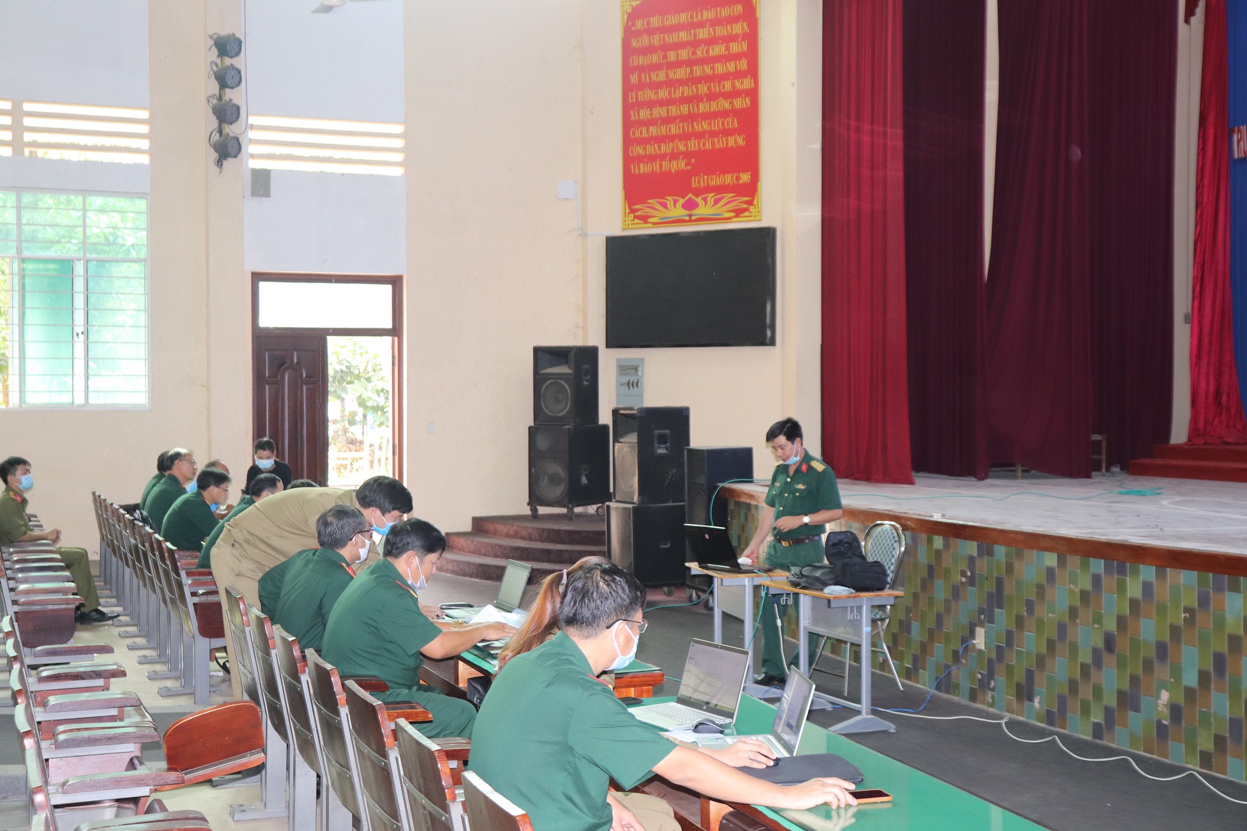 Phòng quản lý sinh viên tập huấn tổ chức biên chế trực tuyến cho giáo viên chủ nhiệm tiếp nhận sinh viên K398