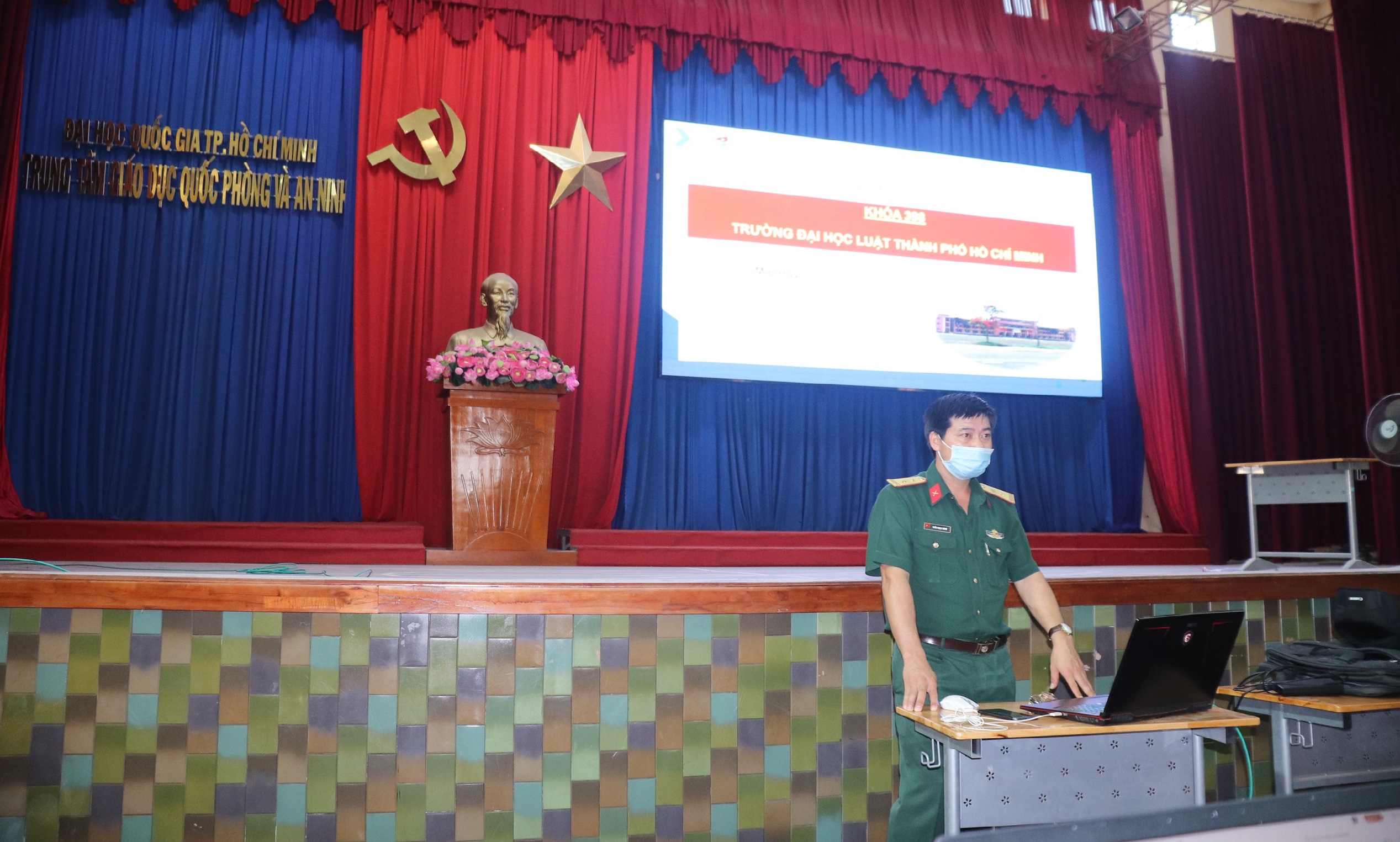 Phòng quản lý sinh viên tập huấn tổ chức biên chế trực tuyến cho giáo viên chủ nhiệm tiếp nhận sinh viên K398